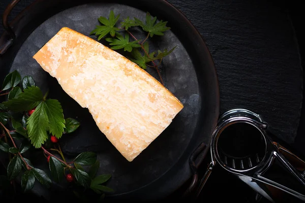 Food Concept Parmigiano Formaggio Biologico Vassoio Ferro Rustico Sfondo Pietra — Foto Stock