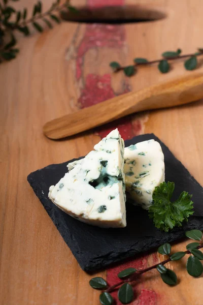 Concetto Cibo Formaggio Blu Francese Roquefort Piatto Ardesia Nera Sfondo — Foto Stock