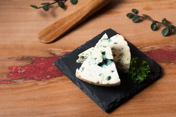 Concetto Cibo Formaggio Blu Francese Roquefort Piatto Ardesia Nera Sfondo — Foto Stock