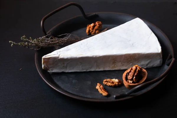 Concetto Cibo Formaggio Brie Morbido Francese Piatto Ferro Rustico Sfondo — Foto Stock