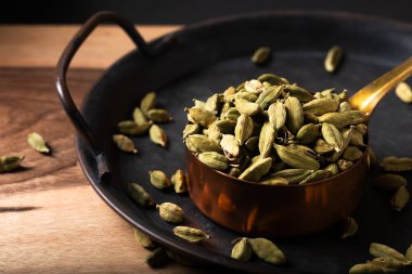 Gıda Baharatları konsepti Kakule ya da kardamon kapsülü bakır bardakta fotokopi alanı 