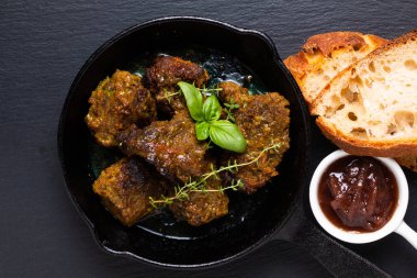 Yemek konsepti ev yapımı odaklı ızgara ızgara satay sığır eti ve fotokopi alanı.