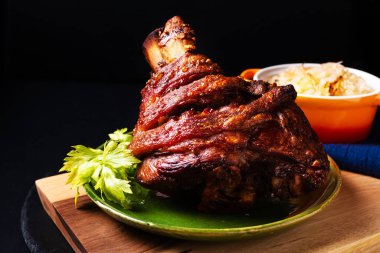 Yiyecek konsepti: Alman domuzu ya da lahana turşulu domuz budu. Tahta tahtada lahana turşusu ve fotokopi alanı.