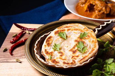 Yemek konsepti, ahşap tahtada fotokopi alanı olan ev yapımı roti paratha.