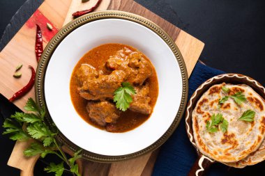 Yemek konsepti ev yapımı biftek masala köri ve roti paratha tahta tahtada fotokopi alanı ile