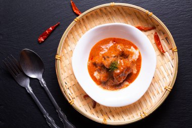 Thai cusine konsepti ev yapımı kırmızı körili dana panang siyah bachgroung ve fotokopi alanı