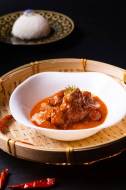 Thai cusine konsepti ev yapımı kırmızı körili panang ve siyah bachgroung 'lu thai reice ve fotokopi alanı