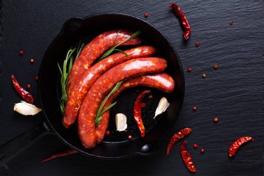 Yiyecek konsepti Merguez Fransız baharatlı sosisleri tavada fotokopi alanı ile birlikte