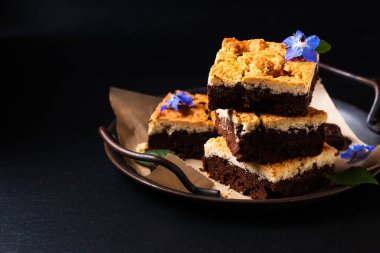 Gıda konsepti rustic brookies veya Crownie 'ler siyah arkaplan ve browni ile fotokopi alanını birleştirir
