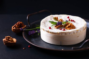 Gıda konsepti yumuşak krem peynirli siyah arka planda Fransız Camembert ve fotokopi alanı