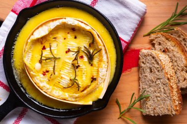 Organik yumuşak krem peynirli, tavada Fransız peyniri pişirilmiş, fotokopi alanlı, demir tavada Camembert peyniri.