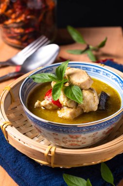 Yemek konsepti ev yapımı Tayland tavuğu yeşil köri tahtada fotokopi alanı ile