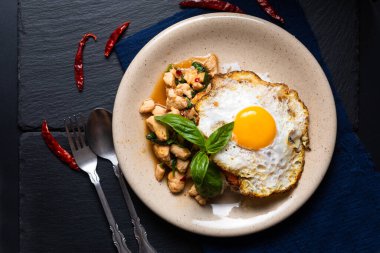 Tayland yemekleri konsepti Krapao kai otantik Tayland Basili tavuğu pilavı ve kızarmış yumurta. 