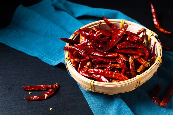 Élelmiszer Koncepció Szárított Red Hot Chili Chilei Paprika Bambusz Fonott Stock Kép