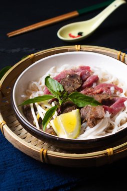 Siyah zemin üzerinde fotokopi alanı olan Vietnam erişteleri.