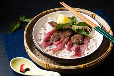 Siyah zemin üzerinde fotokopi alanı olan Vietnam erişteleri.