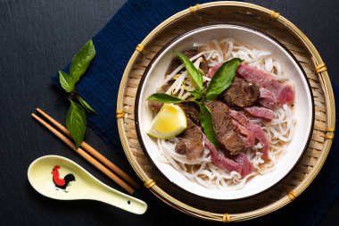 Siyah zemin üzerinde fotokopi alanı olan Vietnam erişteleri.