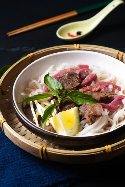 Siyah zemin üzerinde fotokopi alanı olan Vietnam erişteleri.