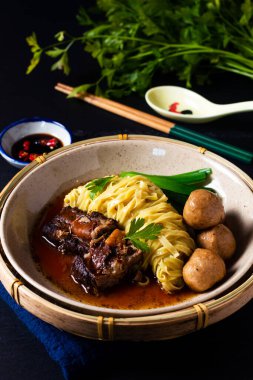 Asya Gıda Konsepti Çin Yumurta Erişte domuz eti ve siyah zemin üzerinde köfte çorbası fotokopi alanı ile