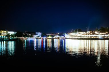 Gece şehir yansıma