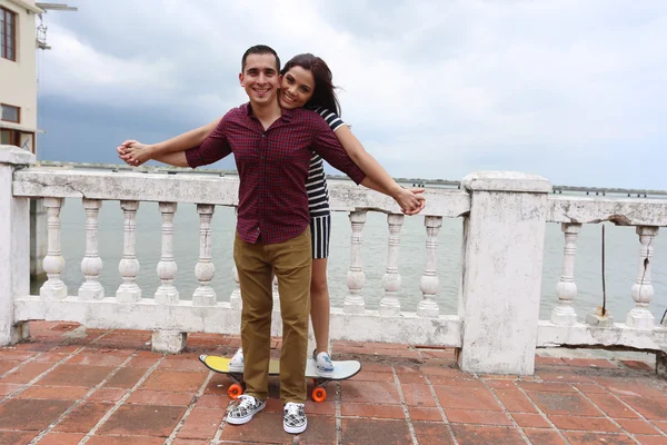 Laughing hipster couple hanging out together and enjoying it ent — Stock Photo, Image