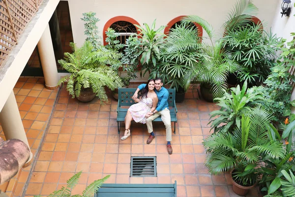 Pareja romántica sonriendo y disfrutando juntos. Vacaciones, amor, c — Foto de Stock