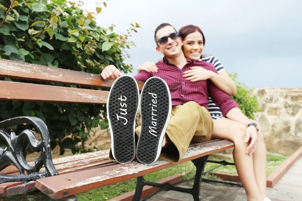 Young beautiful couple with message "Just married" in his shoes. — Stock Photo, Image