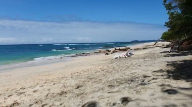 Panama 'daki Pearl Adaları plajı. Pearl Island, deniz, kuş barınakları ve mercan resiflerini kapsayan eşsiz ve dinamik bir ekosistem içinde dinlenen kendi başına bir yaban hayatı.