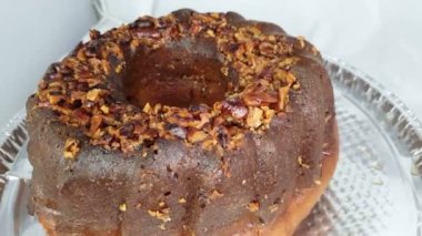 Lezzetli Rom Pastası 'nın yemek konsepti, romlu kek. Karayiplerin çoğunda, romlu kekler geleneksel bir tatil tatlısı olup, tatil pudinglerinden gelmektedir (incirli puding gibi).).