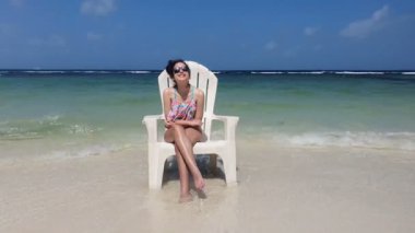 Mutlu kız el değmemiş bir sahilde yaz tatilinin tadını çıkarıyor..