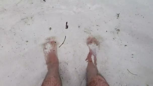Ноги Крупным Планом Песке Морского Пляжа Морская Вода Моет Ноги — стоковое видео