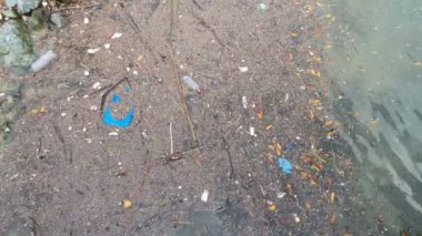 Kirli deniz kıyısındaki plastik ve kirlilik, çevresel atık kirliliği