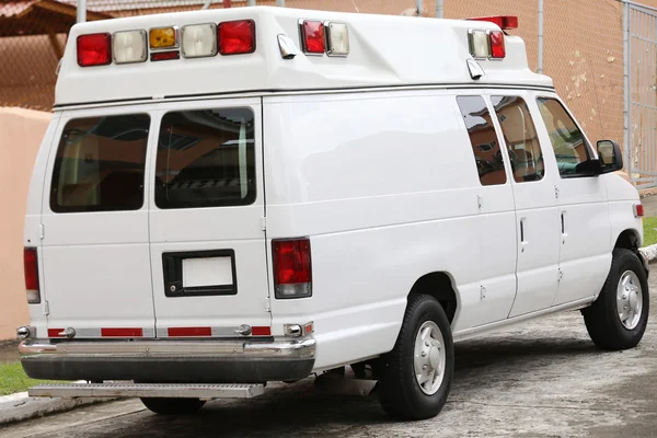 Partie arrière d'une ambulance blanche — Photo