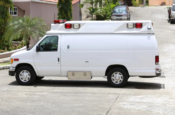 Ambulanza bianca in strada — Foto Stock