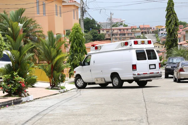 Ambulanza che entra in una casa — Foto Stock