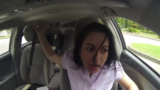 Θυμωμένη νεαρή γυναίκα ουρλιάζοντας στο αυτοκίνητο — Αρχείο Βίντεο