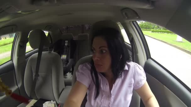 Mujer hermosa conductor mirando hacia atrás y coche de estacionamiento — Vídeo de stock