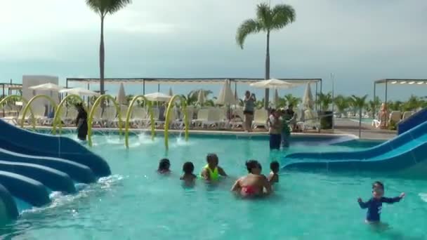 PLAYA BLANCA, PANAMA 28: Orang-orang menikmati Hotel RIU baru di area anak-anak di Playa Blanca, Panama pada 28 Agustus 2014. Layanan eksklusif All Inclusive 24h dan fasilitas lengkap mereka . — Stok Video