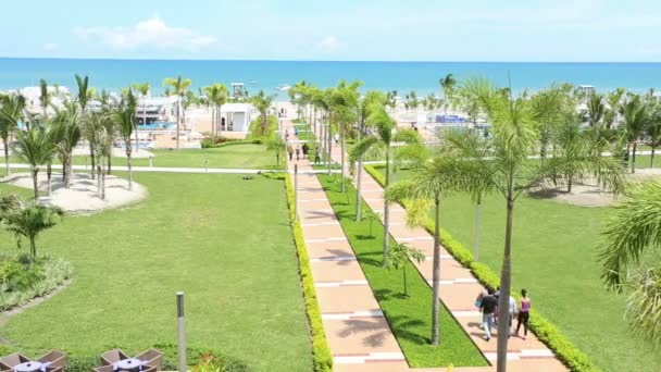 Люди, що гуляють на тропічному пляжному курорті — стокове відео
