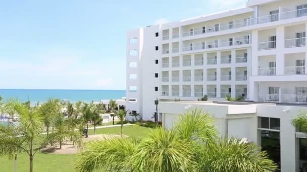 PLAYA BLANCA, PANAMÁ - 28 DE AGOSTO: Paisaje de resort de lujo en RIU Hotel el 28 de agosto de 2014 en Playa Blanca, Panamá. RIU Hotels & Resorts tiene más de 100 hoteles en 16 países y emplea a más de 25k personas — Vídeos de Stock