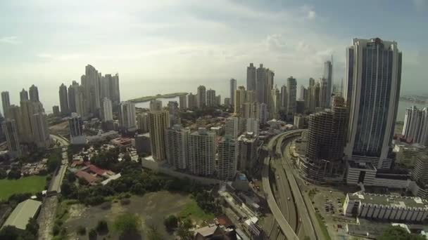 Panama City, Panama - november 4.: Lenyűgöző kilátás nyílik a standard épületek a fő Panama city felszólította a cinta costera Panama City, Panama, 2014. november 5.. — Stock videók