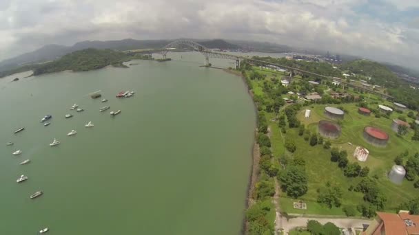 Veduta aerea del Ponte delle Americhe attraverso il Canale di Panama — Video Stock