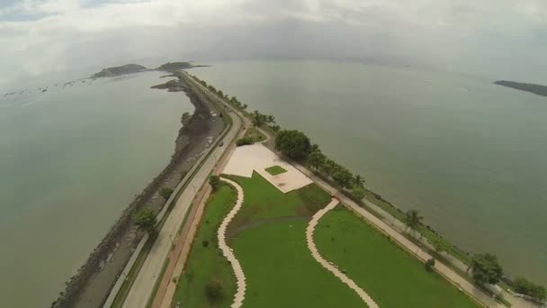 Vista aérea de Amador Causeway, a entrada do Pacífico para o Canal do Panamá, Panamá, América Central. Uma estrada de uma faixa corre ao longo da calçada para cada ilha, e há uma bicicleta, caminho de jogging também . — Vídeo de Stock