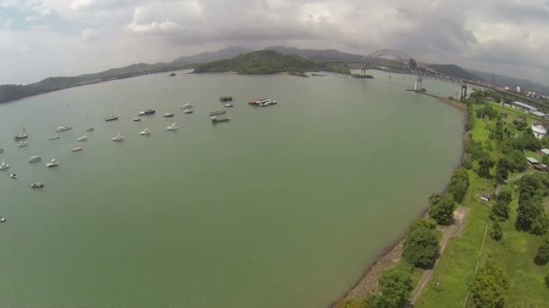 A híd madártávlatból szem kapcsolódó Dél- és Észak-Amerika (Puente de las Americas Panama) — Stock videók