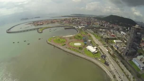 PANAMA CITY - NOV 5: Aerial view of Panama City in the daytime in Panama on Nov 5, 2014. Is main commercial area in all the country and its located his high tourism visits named Cinta Costera. — Stock Video