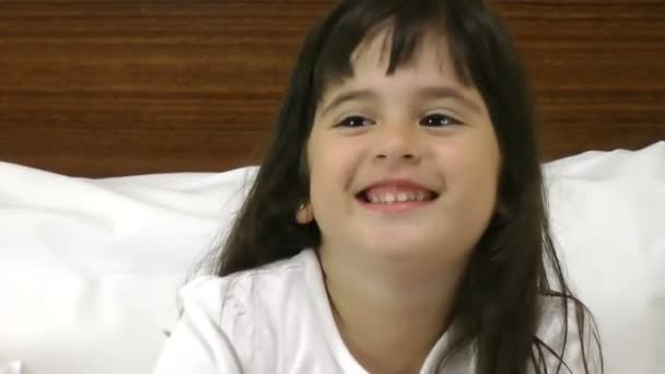 Nahaufnahme eines glücklichen kleinen Mädchens im Schlafzimmer — Stockvideo