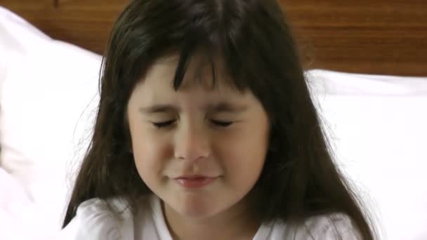 Niña triste. — Vídeo de stock