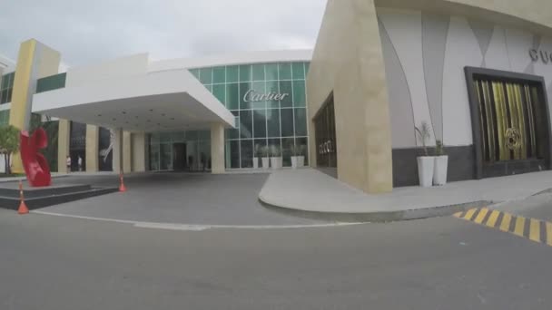 PANAMA - 1 MAGGIO: Guidare attraverso i negozi di Luxury Avenue con una macchina fotografica montata su auto a Panama City, Panama il 1 maggio 2015 . — Video Stock