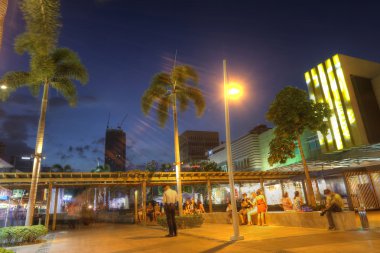 Manila - 17 Mayıs: Taguig CI Bonifacio High Street peyzaj
