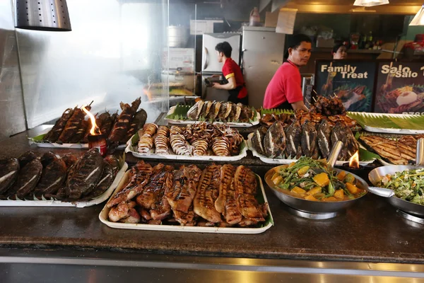 Manilla - 17 mei: Diverse voedsel op een Filippijnse markt in Taguig, — Stockfoto